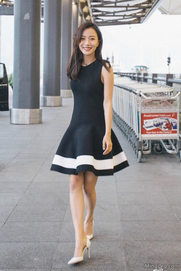 Tall beauty star Wang Luodan wears milky white high heels for street photography(3/7)