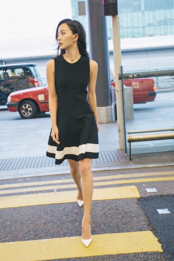 身材高挑的美女明星王珞丹踩乳白色高跟鞋街拍(4/7)