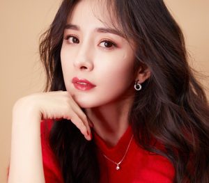 红红火火杨幂长腿美靴绝对吸睛