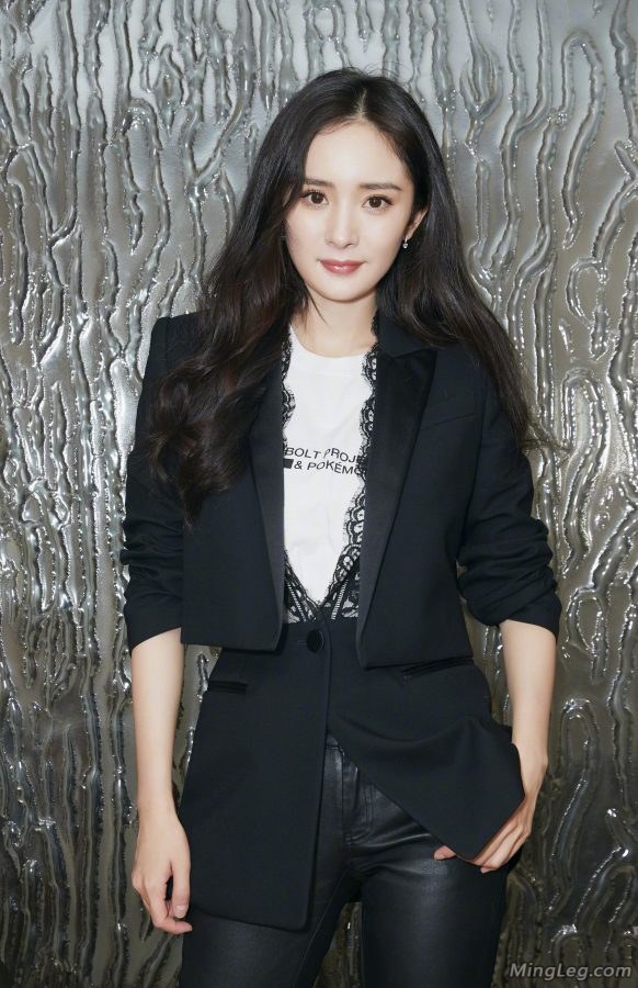  Yang Mi's tight leather pants and high heels are a hit(4/57)