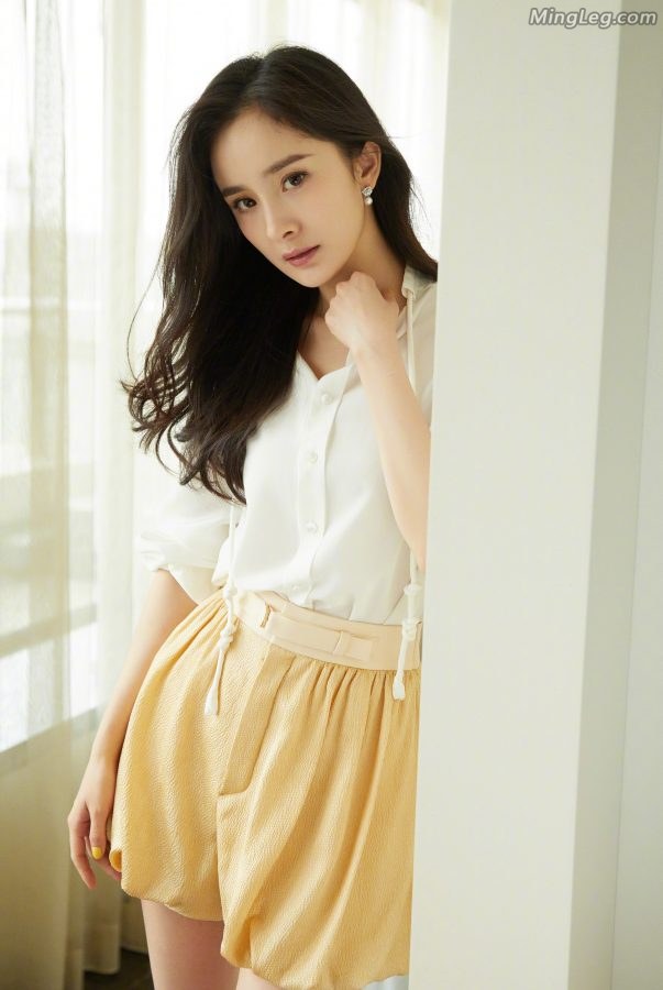 美腿大幂幂代言金稻美容仪,左边是总经理马虹(7/11)