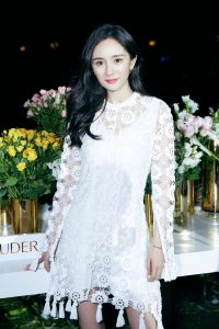 杨幂脚踩细高跟代言化妆品性感的摩登女郎