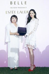 杨幂脚踩细高跟代言化妆品性感的摩登女郎