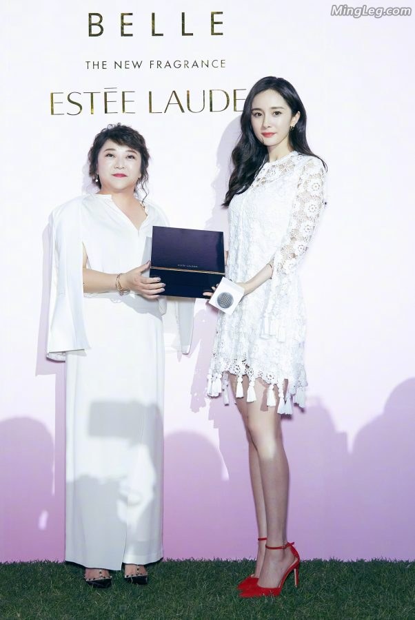 杨幂脚踩细高跟代言化妆品性感的摩登女郎(13/13)