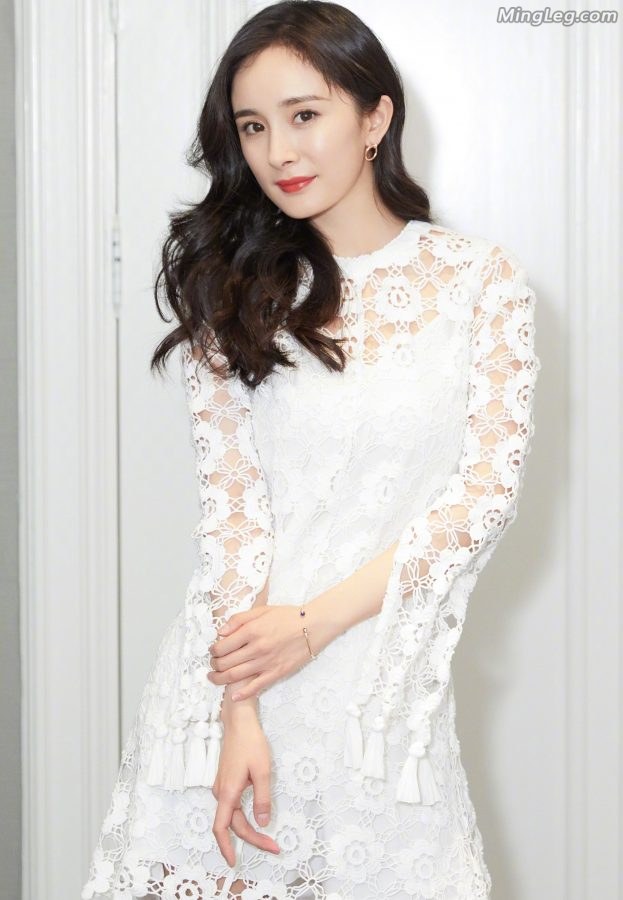 杨幂脚踩细高跟代言化妆品性感的摩登女郎(5/13)