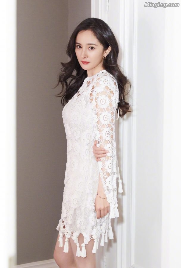 杨幂脚踩细高跟代言化妆品性感的摩登女郎(6/13)