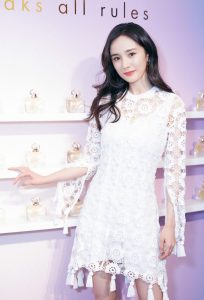 杨幂脚踩细高跟代言化妆品性感的摩登女郎