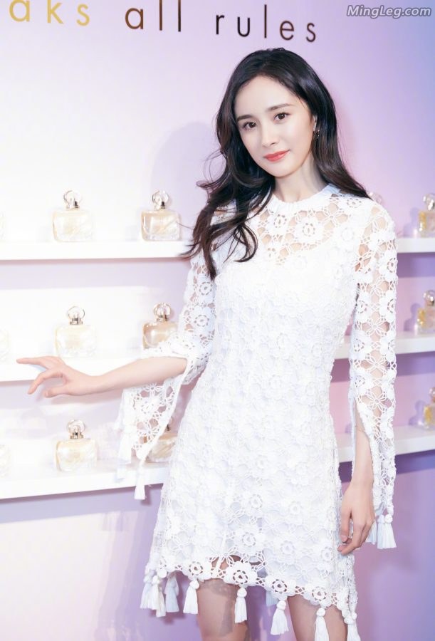 Yang Mi is a sexy modern girl wearing stiletto heels to endorse cosmetics(7/13)
