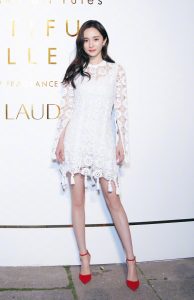 杨幂脚踩细高跟代言化妆品性感的摩登女郎