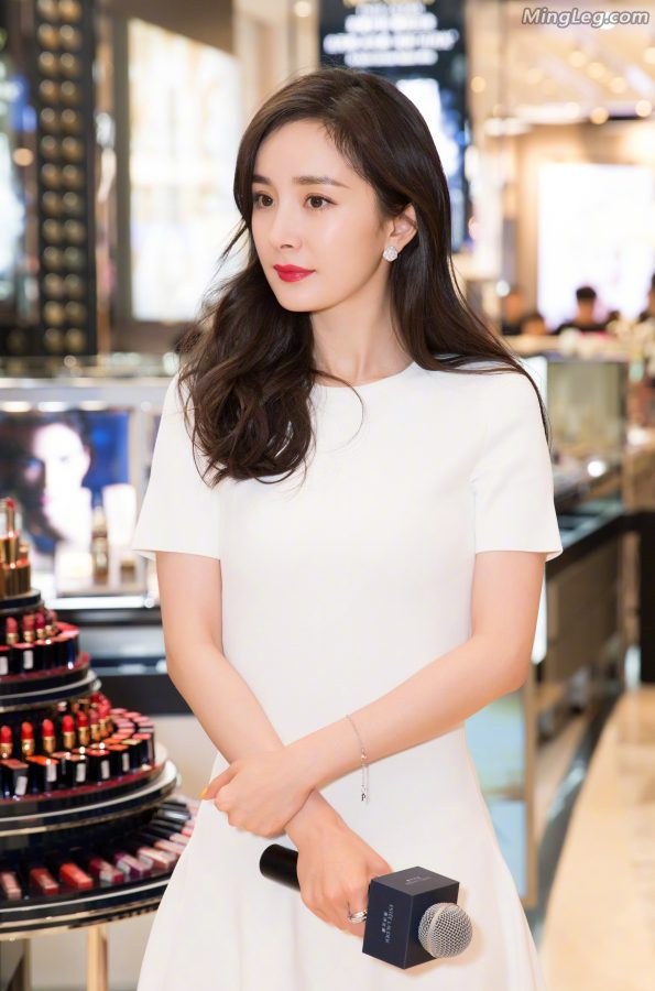 Yang Mi with big wavy hair, small white dress, white high heels, sitting half-diagonally(16/17)