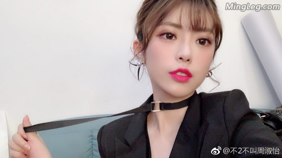 小姐姐周淑怡脚穿凉高跟侧拍图(2/2)