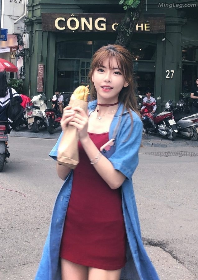 漂亮的游戏主播周淑怡越南旅行时秀美腿(2/3)