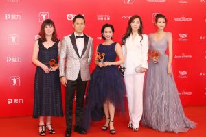 不老女神朱茵现身上海国际电影节踩恨天高秀美足风采依旧