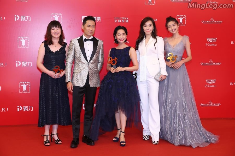 不老女神朱茵现身上海国际电影节踩恨天高秀美足风采依旧(9/36)
