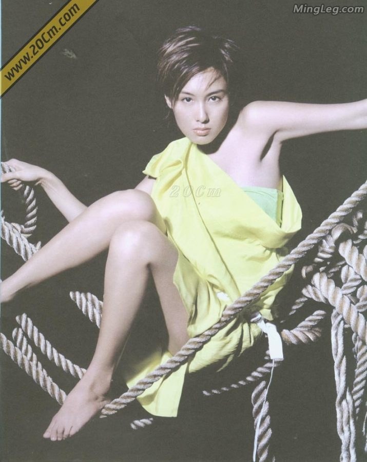 经典美女朱茵坐在绳子上拍写真秀美腿玉足野性十足(5/5)