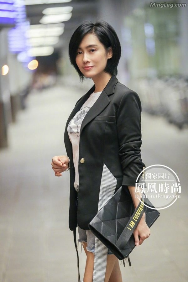 机场街拍短发熟女朱茵西服上衣高跟凉鞋,附高跟鞋特写照片(4/10)