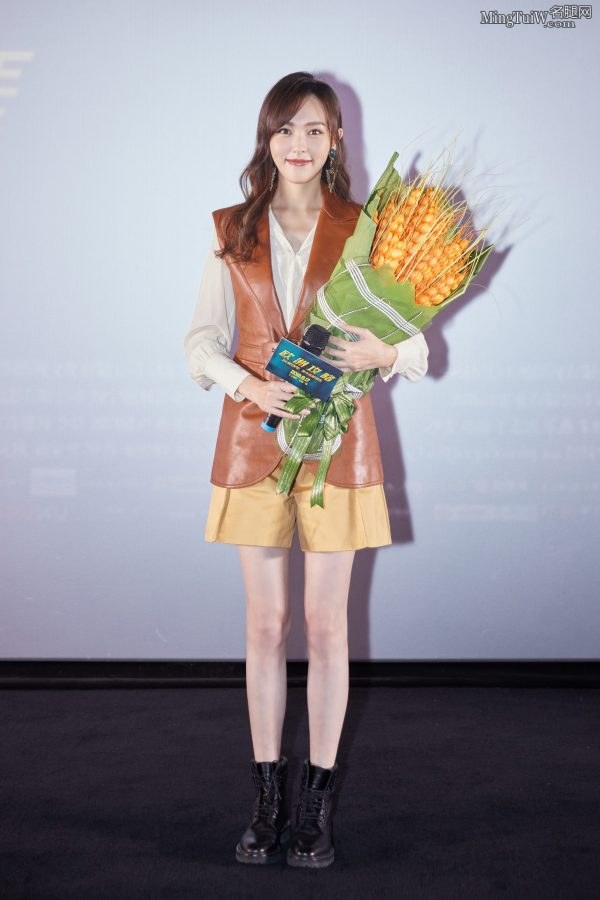 女星唐嫣宣传电源《欧洲攻略》白腿跪姿地上太敬业(2/6)
