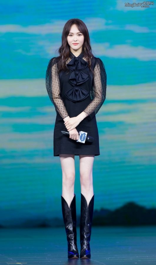 细高挑儿的美女明星唐嫣美靴玉腿宣传(1/10)