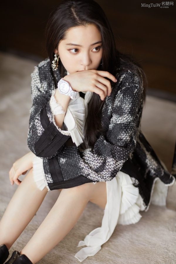 美少女欧阳娜娜短靴玉腿写真(2/11)