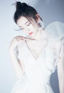 白雪公主唐艺昕沟沟微露