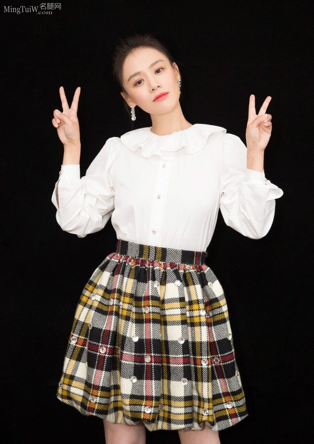 精致的美女明星马思纯玉腿美足(2/8)