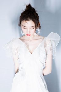 白雪公主唐艺昕沟沟微露