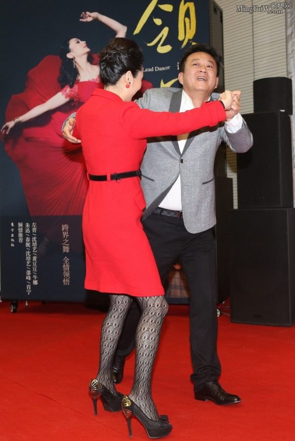 朱军老婆谭梅穿上了黑色丝网袜(2/6)