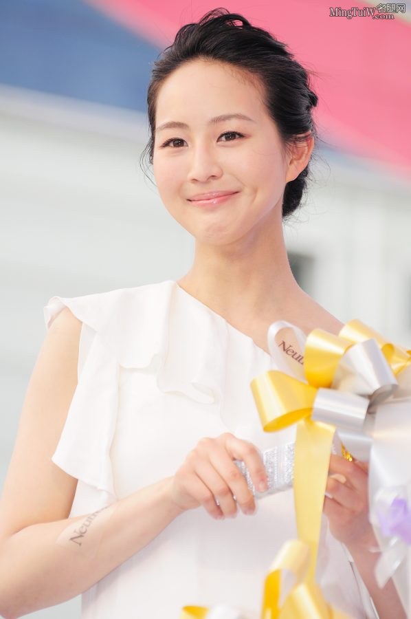 高挑的张钧甯有一双细嫩的长腿不愧是“第一气质美女”(7/14)