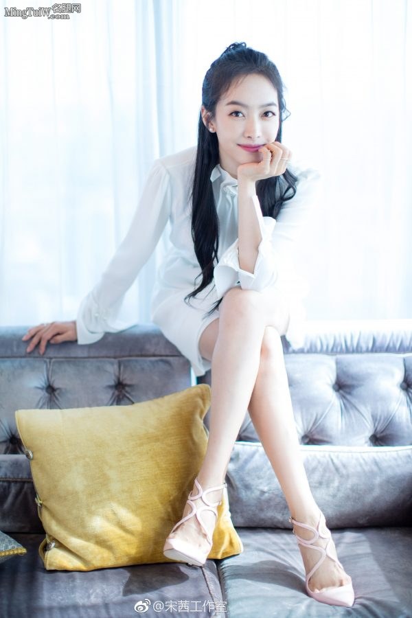 美女宋茜长腿代言得宝纸巾(10/14)