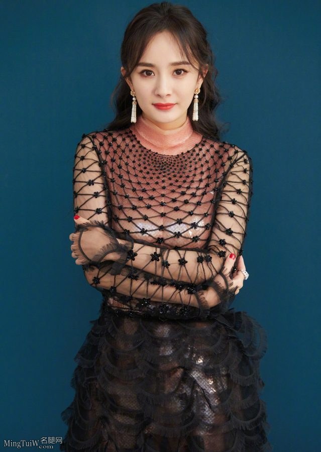 杨幂活动现场比心,裙内的修长美腿太令人神往(7/9)