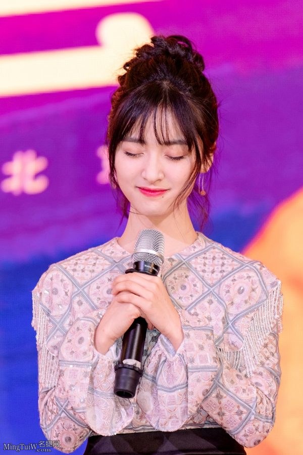 可爱的妹子沈月漂亮脚丫穿蝴蝶结高跟鞋(7/9)