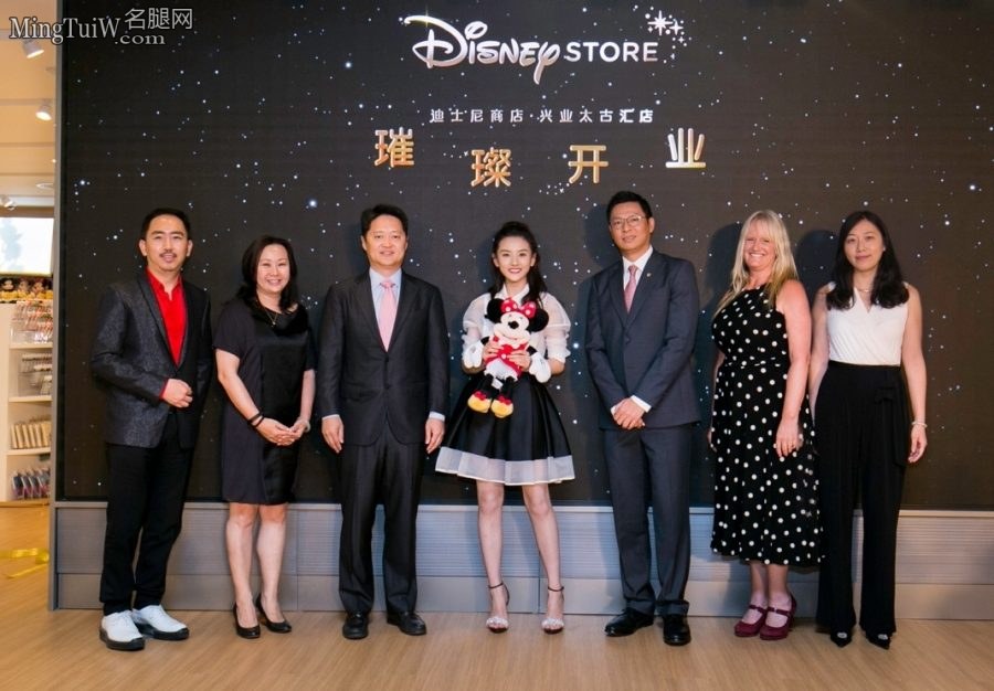 米妮的好朋友宋祖儿玉足踩高跟鞋出席迪士尼商店开业(5/6)