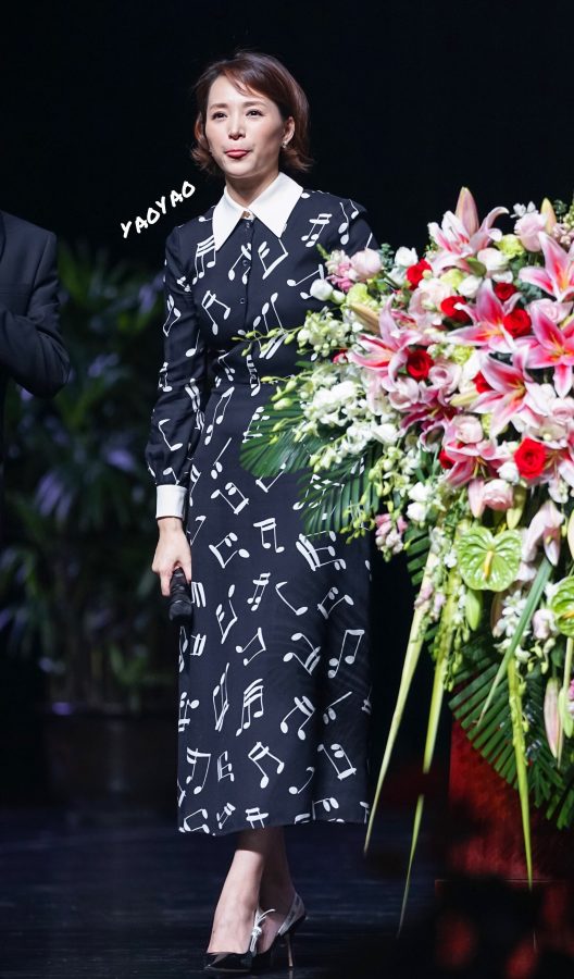 董卿现身活动现场踩高跟鞋秀玉脚背(16/22)