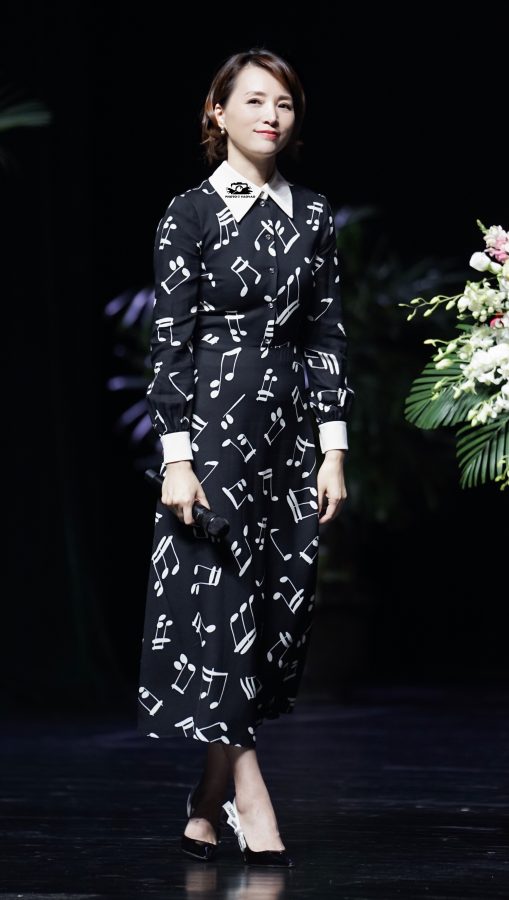 董卿现身活动现场踩高跟鞋秀玉脚背(21/22)