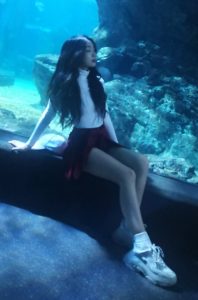 火箭少女李紫婷在海洋馆秀光滑的美腿