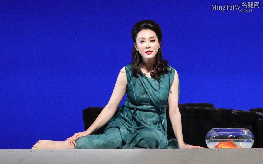 大气的美女明星陈数光着玉足躺着表演话剧(3/6)