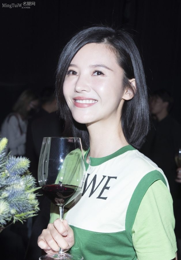 清新的女星杨子姗白色凉高跟脚丫(7/7)