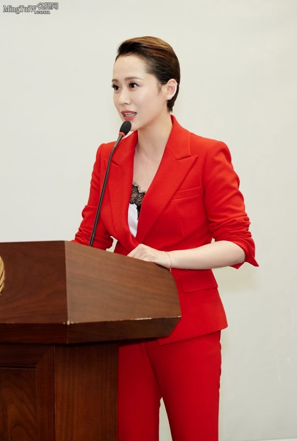 短发海清穿红色西服套装露黑色蕾丝,脚踩白色细高跟鞋显气质(5/9)