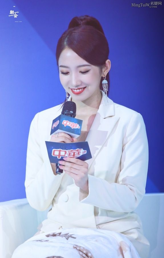 孟美岐的玉腿高跟赶在用毯子盖住腿之前照了两张(7/9)