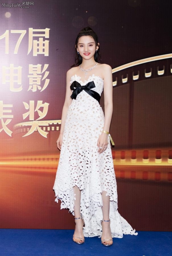 小美女宋祖儿白皙香嫩的脚丫子(5/5)