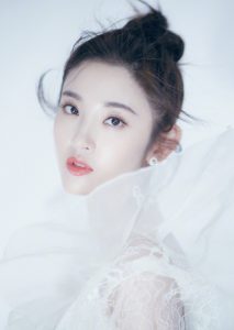 白雪公主唐艺昕沟沟微露