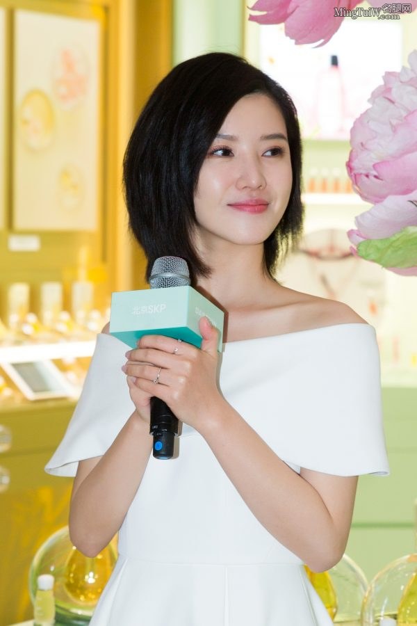 气质美女杨子姗脚踩纯白色尖头高跟鞋(7/9)