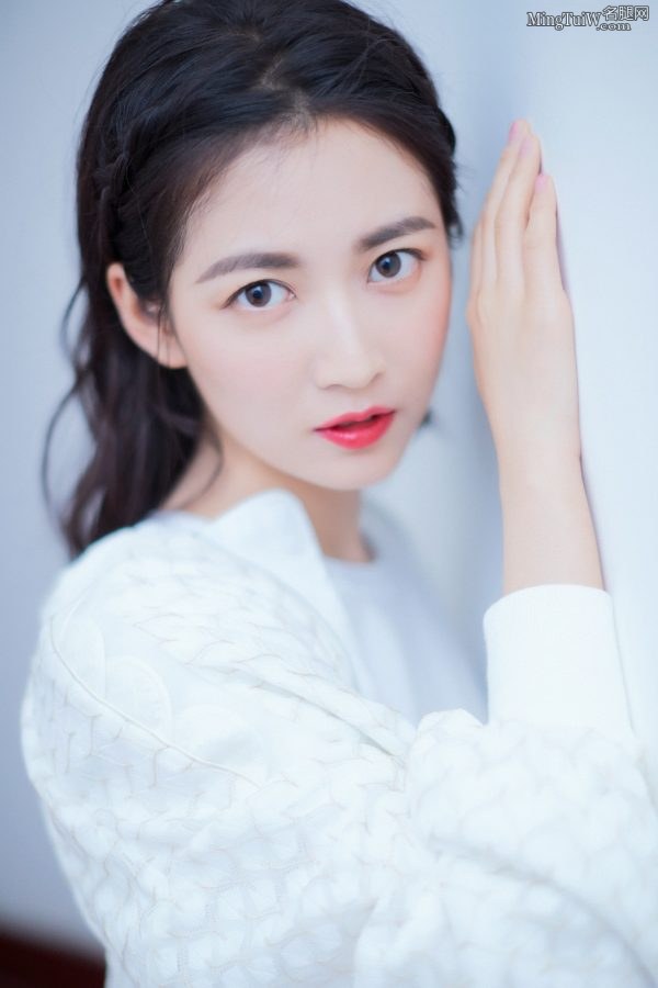 It's time to show your true strength, Chen Yuqi shows off her big white legs(8/10)