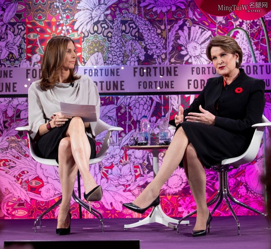 Leigh Gallagher踩细高跟采访穿了丝袜的Marillyn Hewson(2/14)