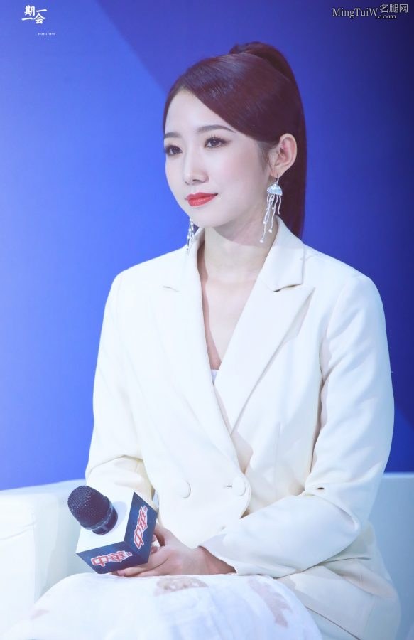 孟美岐的玉腿高跟赶在用毯子盖住腿之前照了两张(6/9)