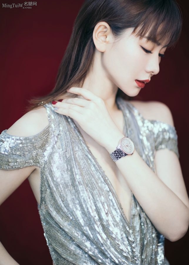 行走的锦鲤戚薇深V连衣裙真的美胸啊(4/11)