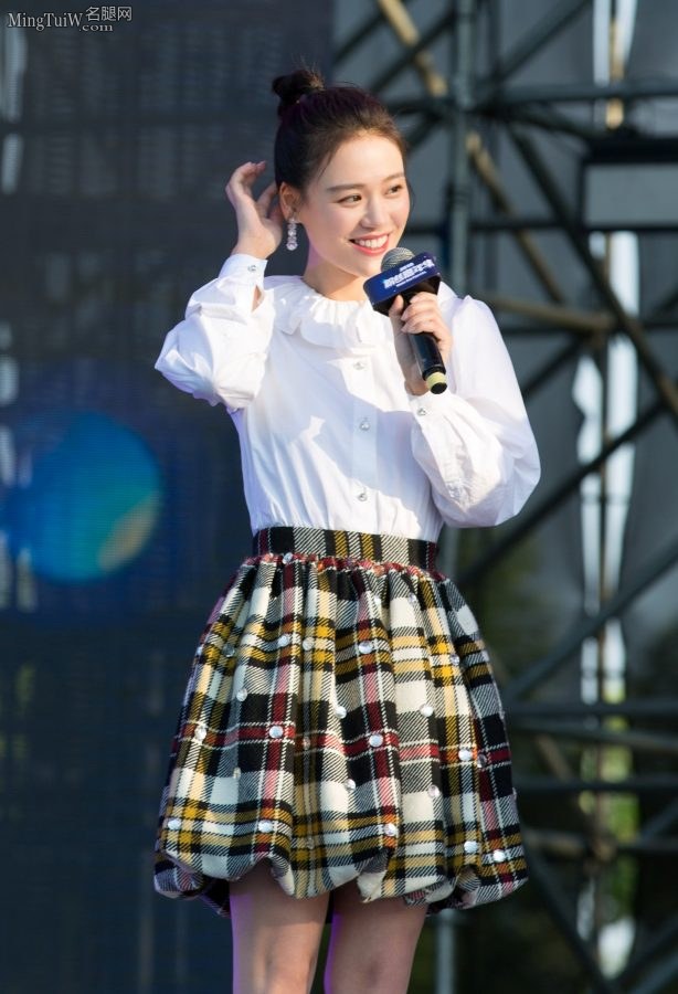 精致的美女明星马思纯玉腿美足(6/8)