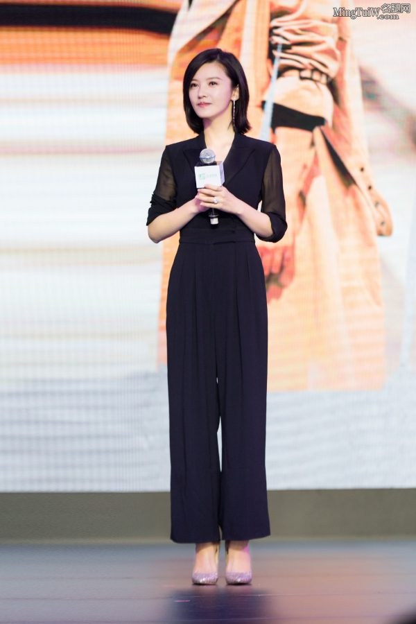 杨子姗脚踩高跟鞋喜欢她的足弓(2/15)