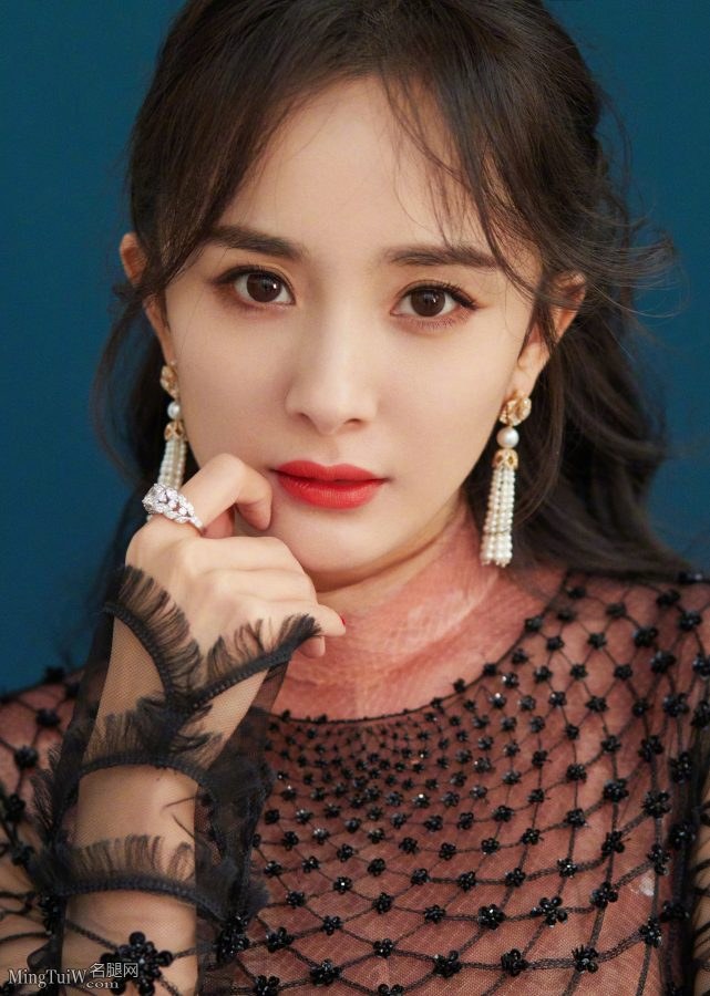杨幂活动现场比心,裙内的修长美腿太令人神往(9/9)