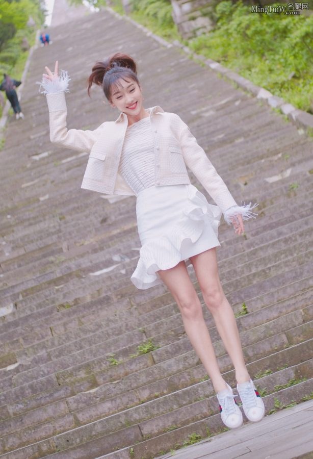 小姐姐宣璐露白玉腿平板鞋爬山(5/9)